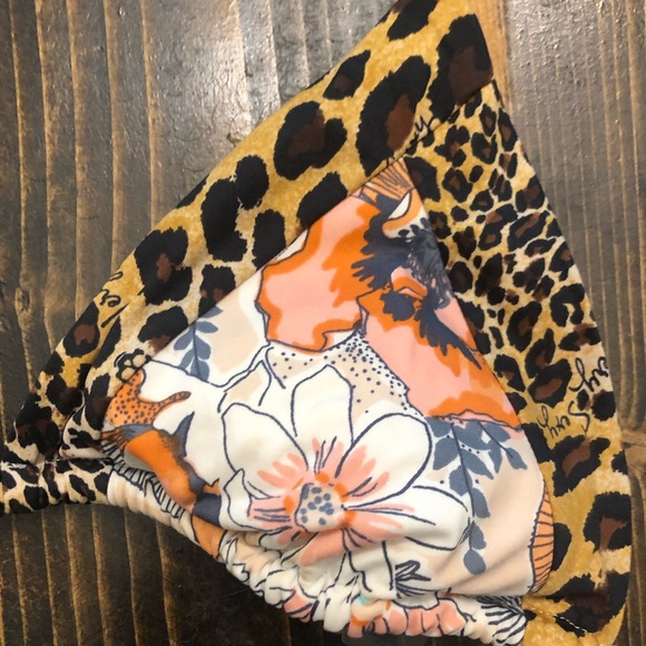 Victoria Secret 🐆 Leopard Print/Floral 🌼 Bikini Very Sexy Top SZ Small - Picture 2 of 6